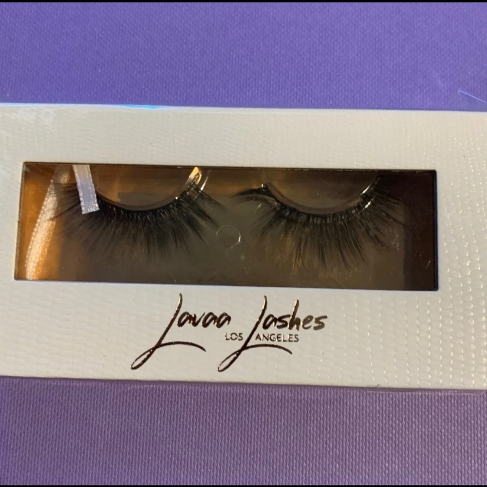 Lavaa Lashes in limited Edition Charm